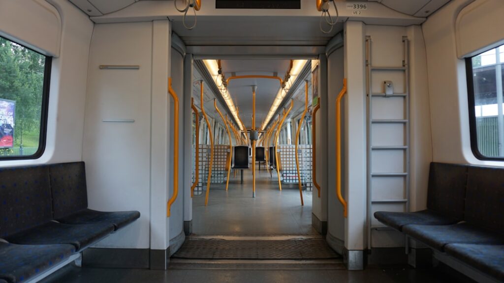 Innenraum eines modernen T‑Bane‑Zugs in Oslo