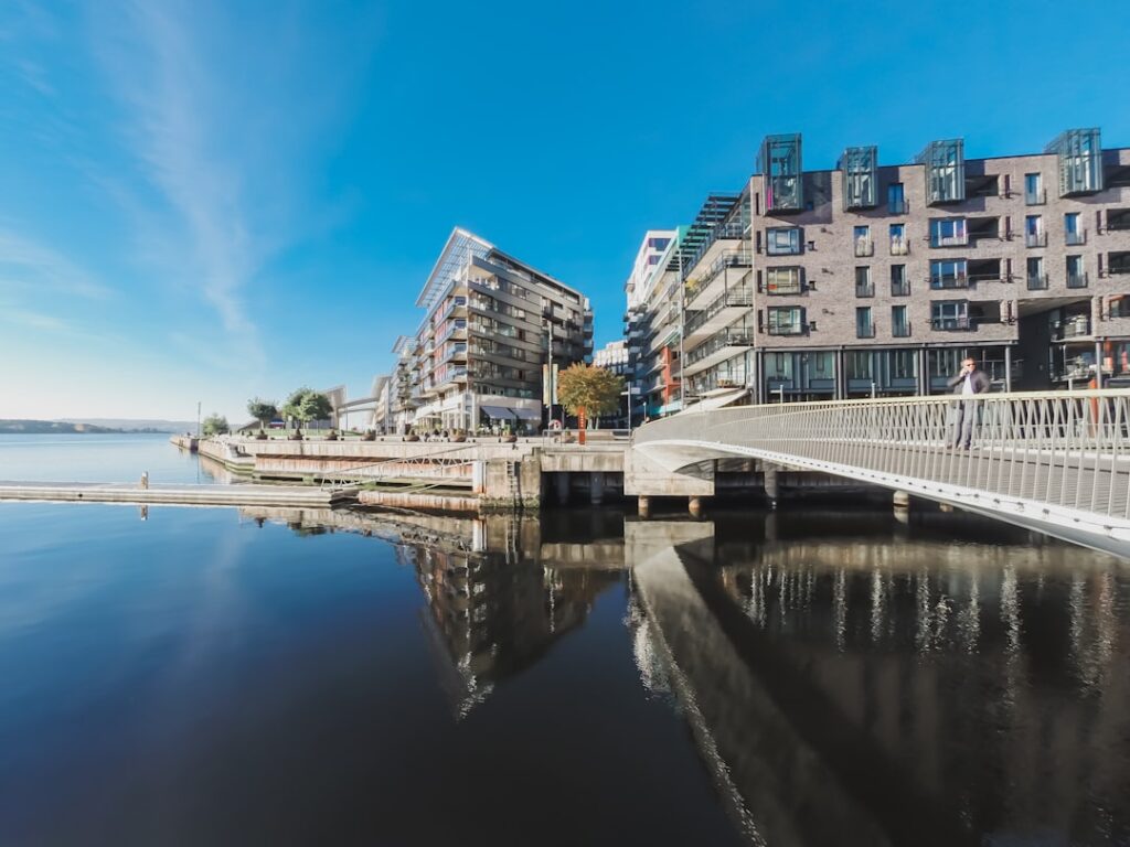 Tram in Aker Brygge an der Wasserfront