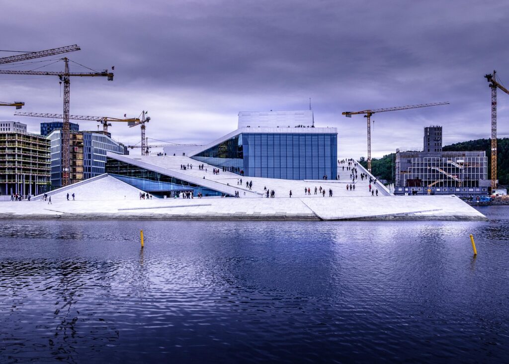 Widok o zachodzie słońca na fiord Oslo ze stanowiska widokowego Ekeberg