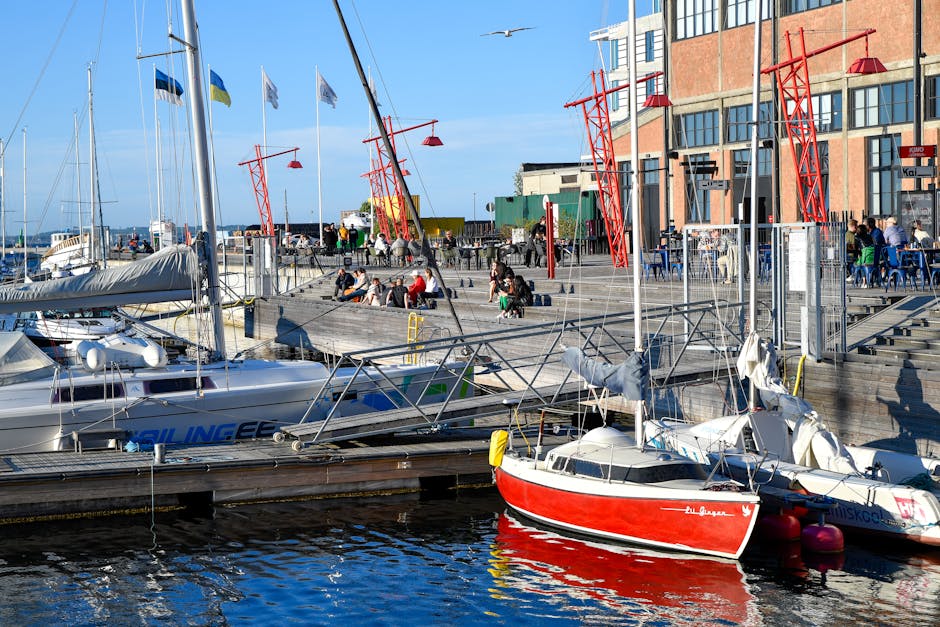 waterfront promenade Aker Brygge met restaurants en jachten