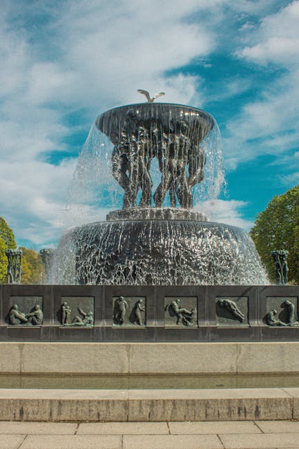 beelden in Vigeland Park met Monoliet en Fontein op een zonnige dag