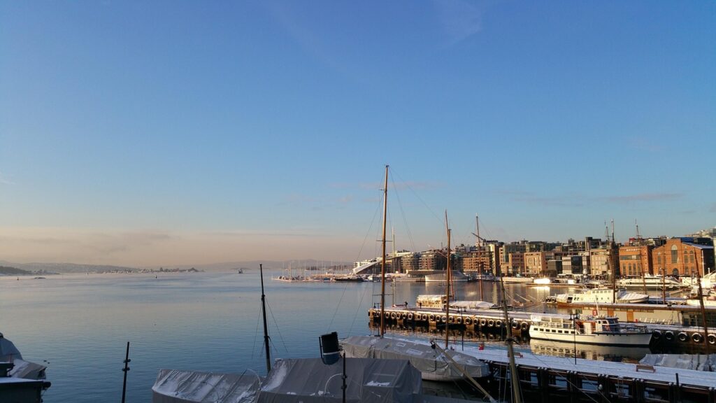 Passeggiata sul lungomare di Aker Brygge con ristoranti all'aperto