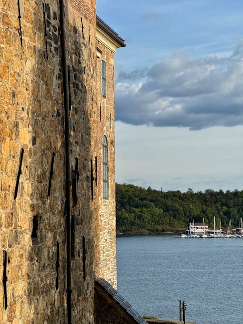 Akershus Fortress: middeleeuwse muren met uitzicht op de haven