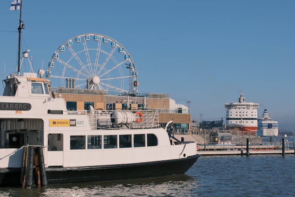 Traghetto per Bygdøy che attracca al molo di Aker Brygge