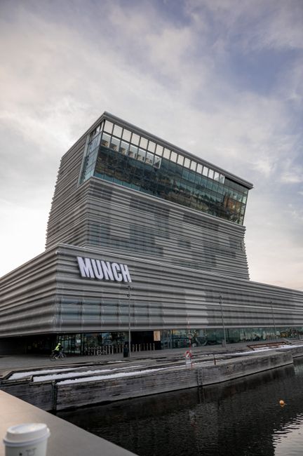 Buitenkant MUNCH Museum bij het water, bezoekers naderen