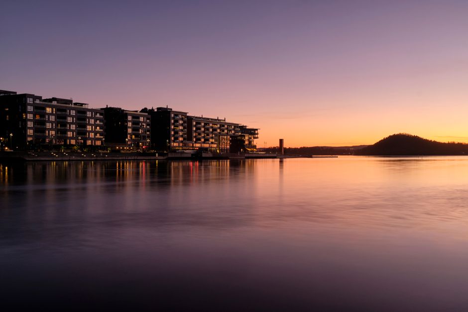 Skyline di Oslo al tramonto con il riflesso sul fiordo