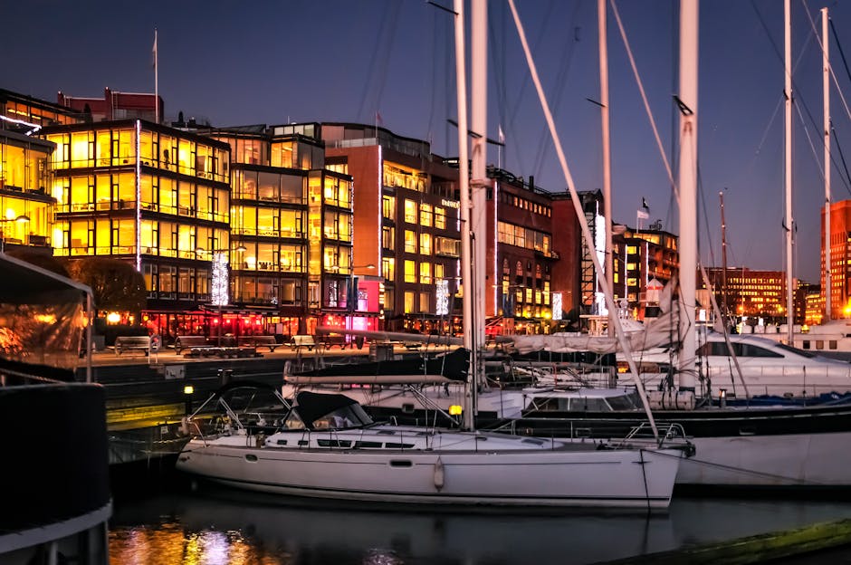 Avond aan de waterkant van Aker Brygge met kleurrijke bootjes