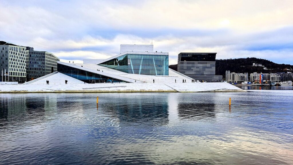 Aker Brygge-waterkant met moderne gebouwen in zonlicht
