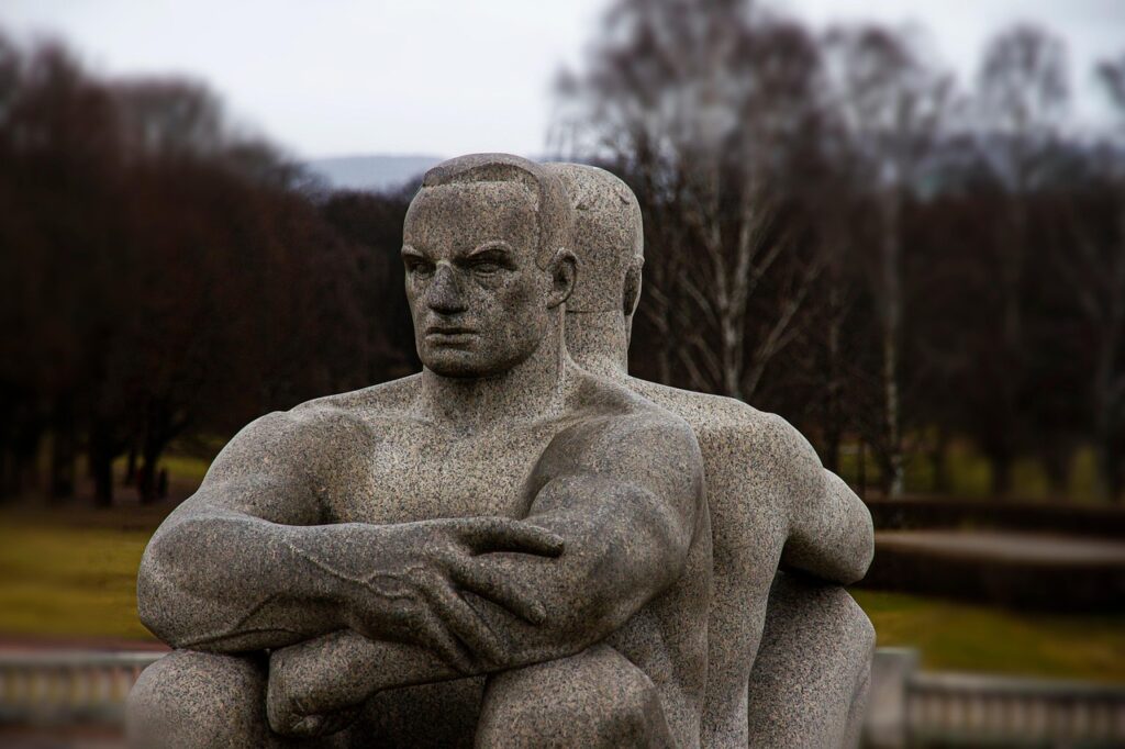 Bezoekers genieten van de beelden in Vigeland Park bij Nobels gate