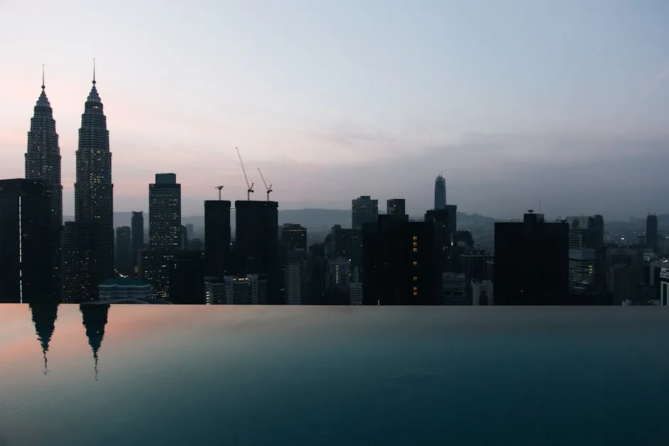 Piscine à débordement reflétant une skyline urbaine au crépuscule