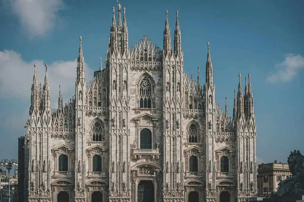 Façade gothique du Duomo de Milan avec flèches sculptées
