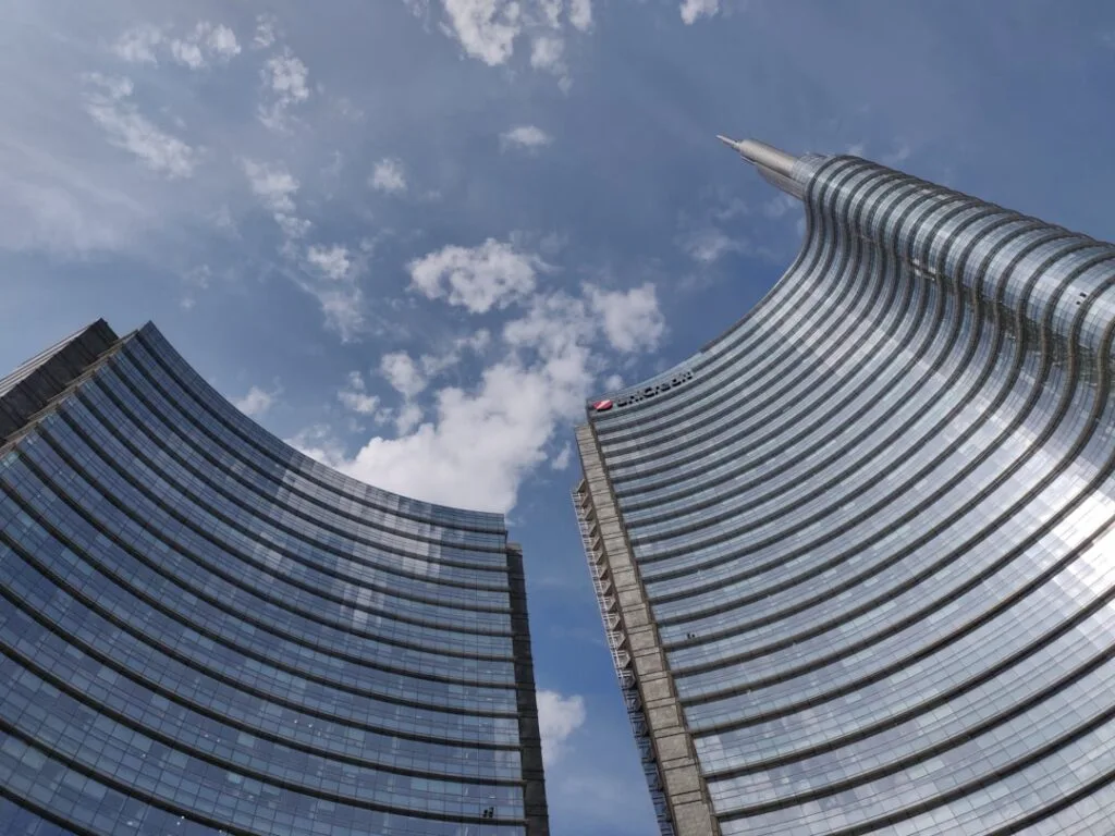 Tours courbes Unicredit à Milan, perspective vers le ciel