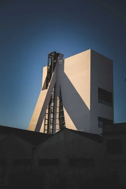 Bâtiment moderne blanc avec structure inclinée à Milan