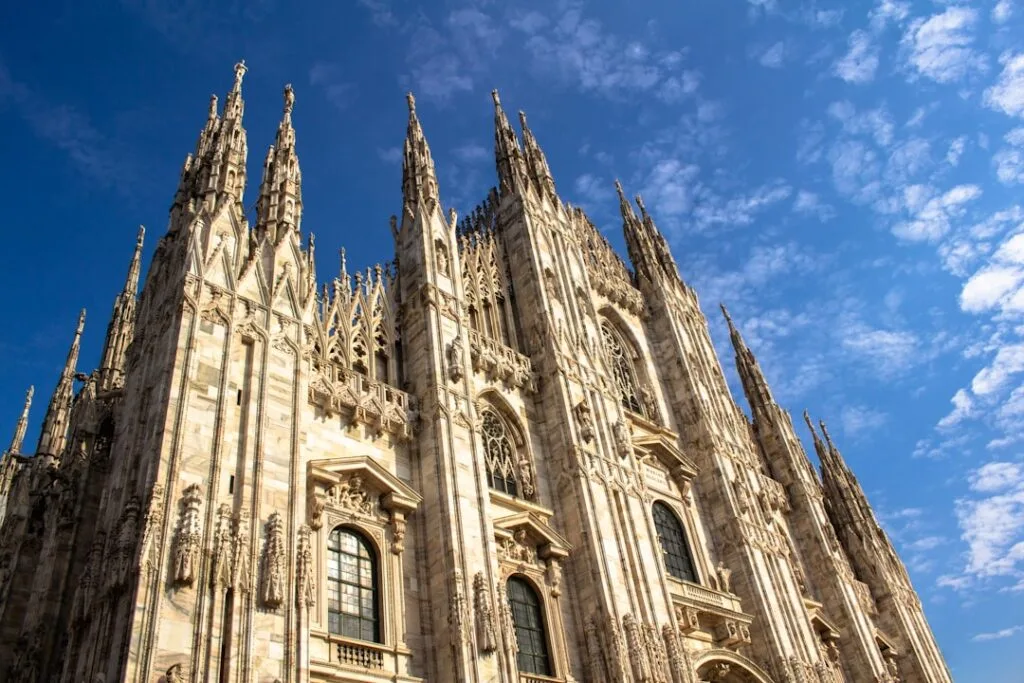 Façade gothique du Duomo de Milan sous un ciel bleu