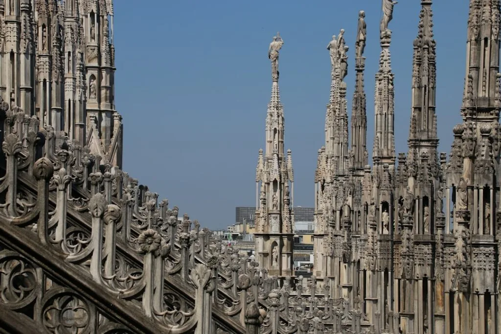 Pinacles sculptés du toit du Duomo de Milan, vue rapprochée
