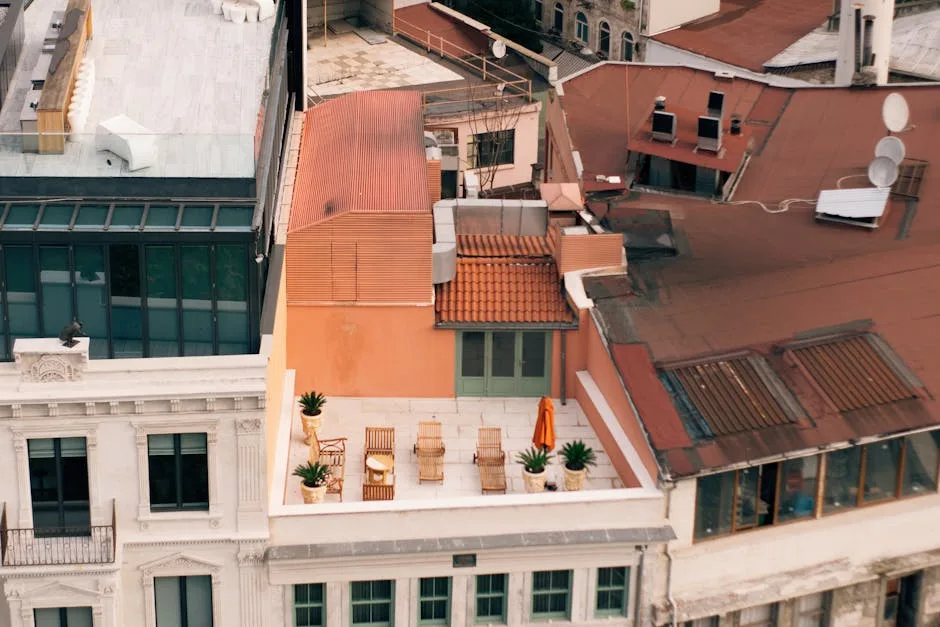 Terrasse sur toit avec chaises longues et parasol orange à Milan
