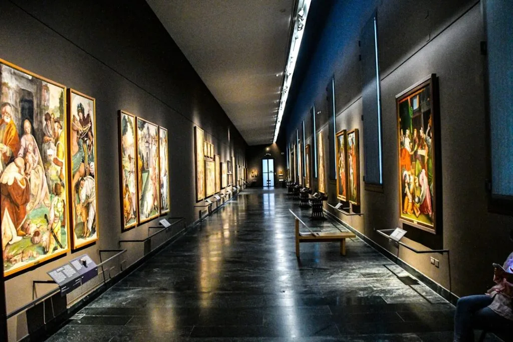 Long couloir de la Pinacoteca di Brera à Milan, tableaux accrochés