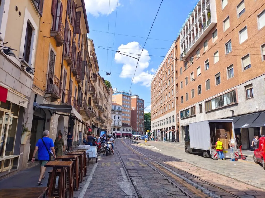 Rue milanaise avec rails de tram, terrasses et piétons