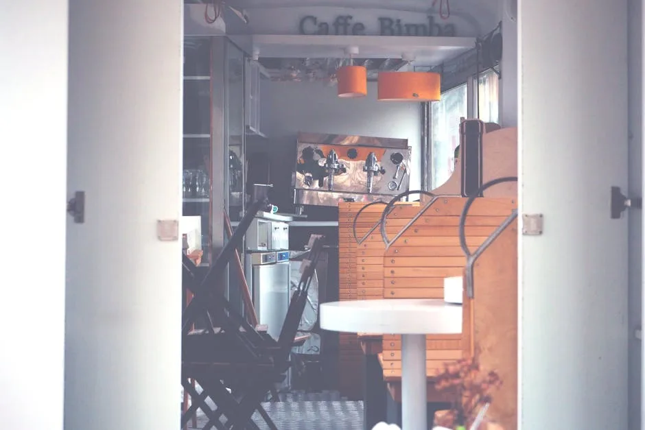 Intérieur d'un café fermé avec machine à espresso et banquettes