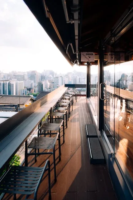 Terrasse sur toit avec chaises et vue panoramique sur Milan