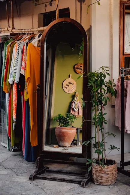 Miroir ancien encadré par plantes et vêtements colorés dans une boutique milanaise