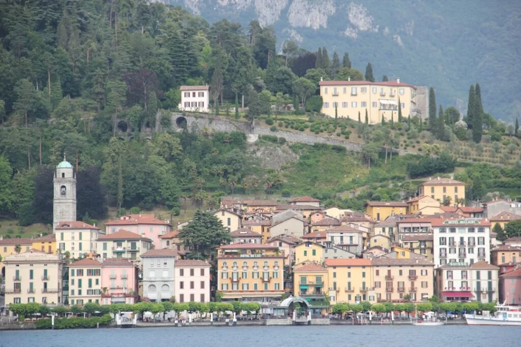 Rives d'un lac proches de Milan avec façades colorées et clocher.