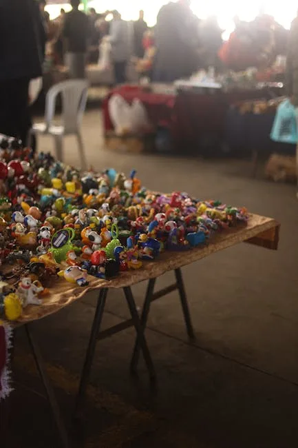 Table pleine de petits porte-clés colorés au marché vintage de Milan.