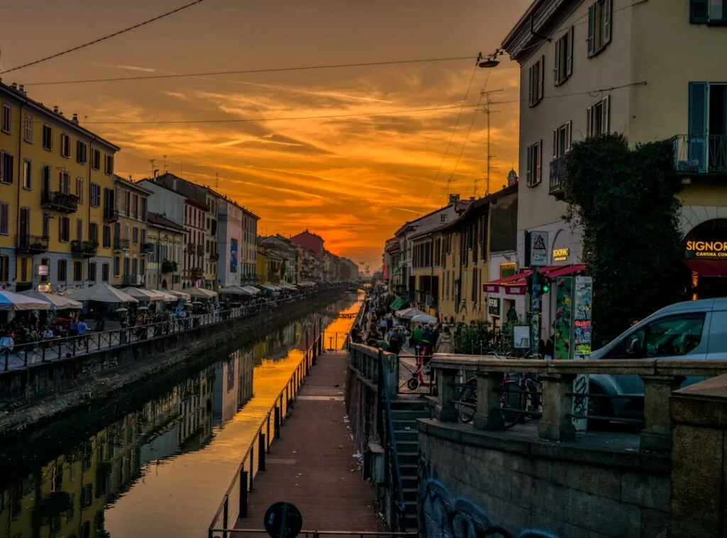 Vue du canal des Navigli à Milan, promenade et restaurants bordant l'eau