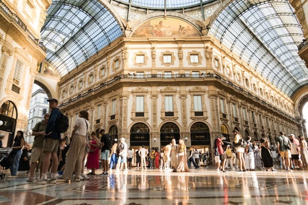 Intérieur animé de la Galleria Vittorio Emanuele II à Milan, passants nombreux
