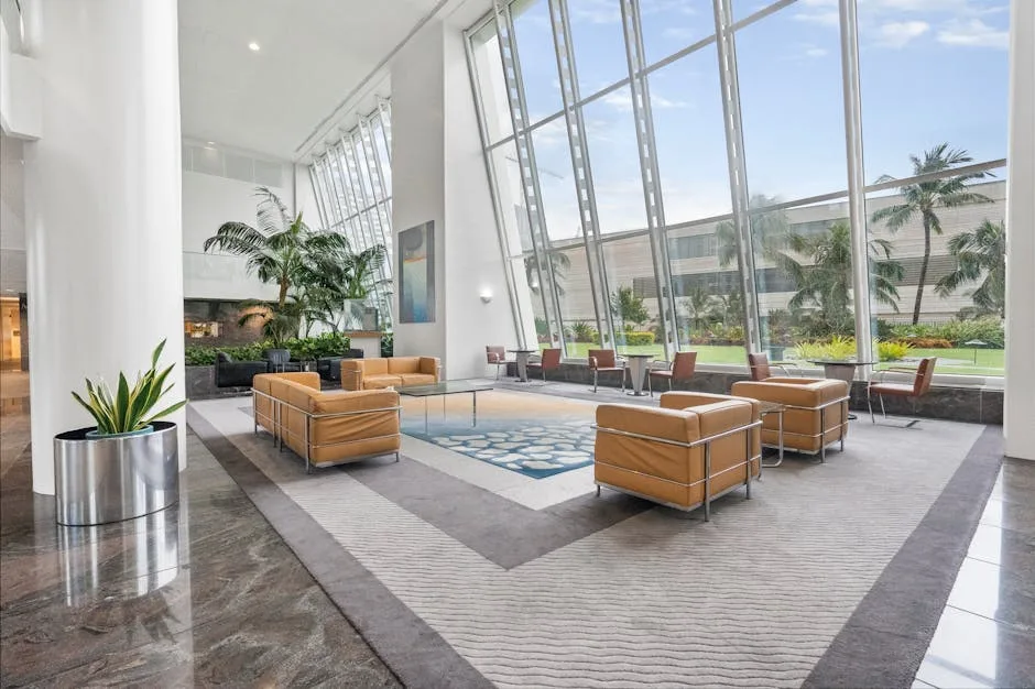 Hall d'accueil d'un immeuble de bureaux à Milan, grandes baies vitrées