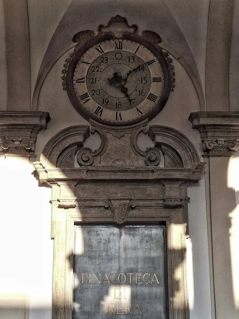 Horloge ancienne encastrée au-dessus de l'entrée de la Pinacoteca à Milan