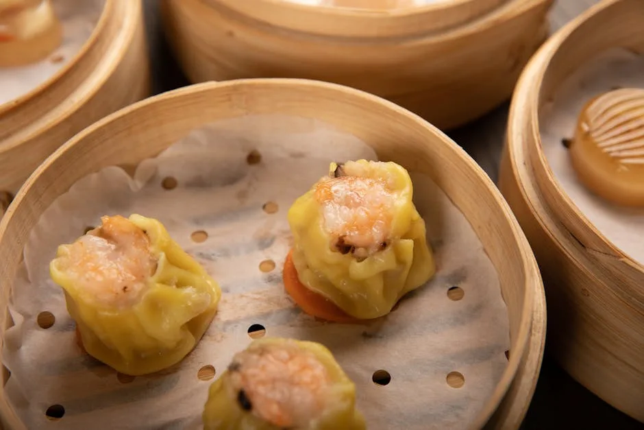 Raviolis chinois shumai vapeur servis dans panier en bambou