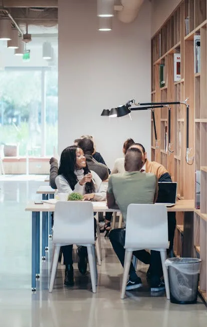 Espace de coworking milanais, jeunes collaborateurs discutant autour d'une table