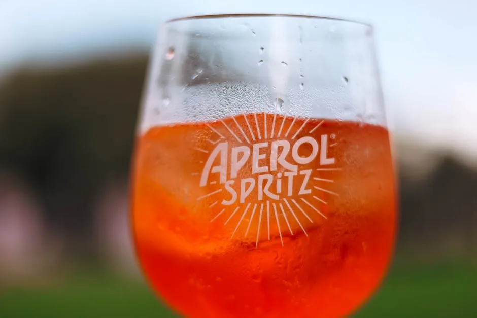 Verre d'Aperol Spritz orange avec logo, apéritif italien