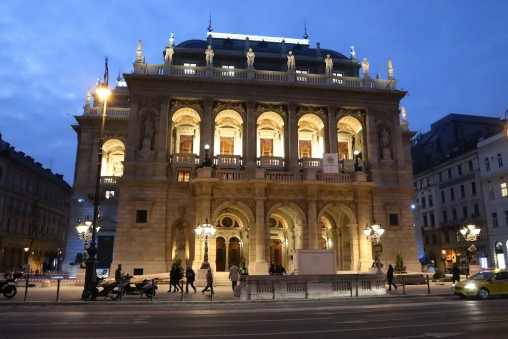 Façade éclairée du Teatro alla Scala la nuit, Milan