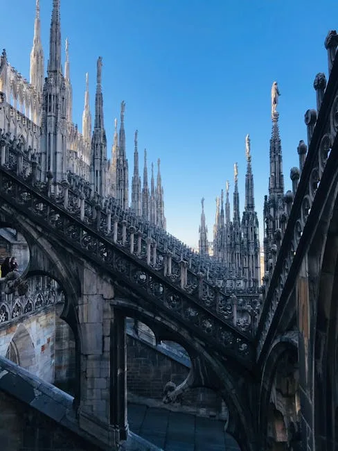 Détails des pinacles gothiques sur les toits du Duomo de Milan