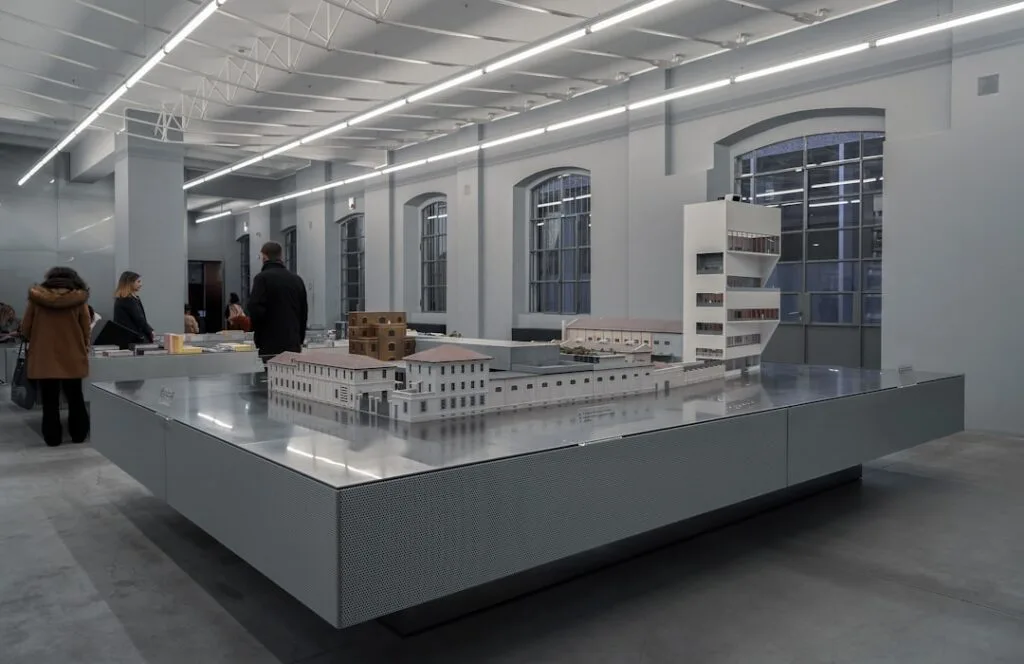 Maquette d'ensemble exposée dans un espace d'exposition contemporain à Milan