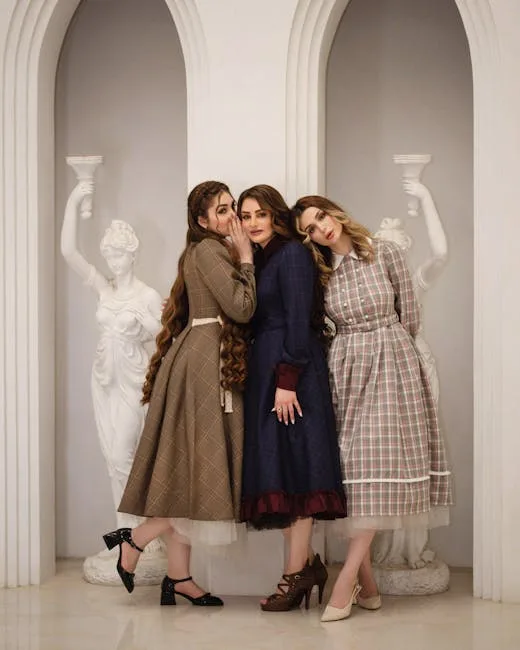 Trois femmes en robes vintage posant dans un décor néoclassique à Milan.