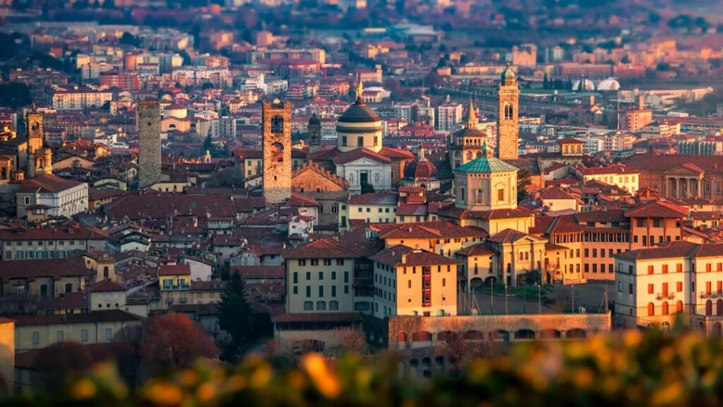 Vue panoramique de la Città Alta de Bergame au coucher du soleil