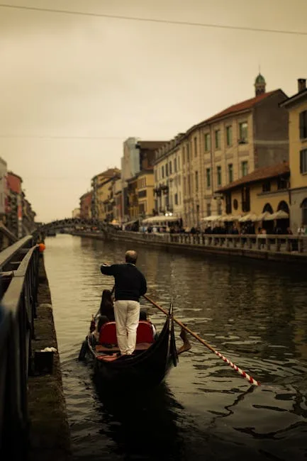 Bateau sur le canal des Navigli à Milan au crépuscule