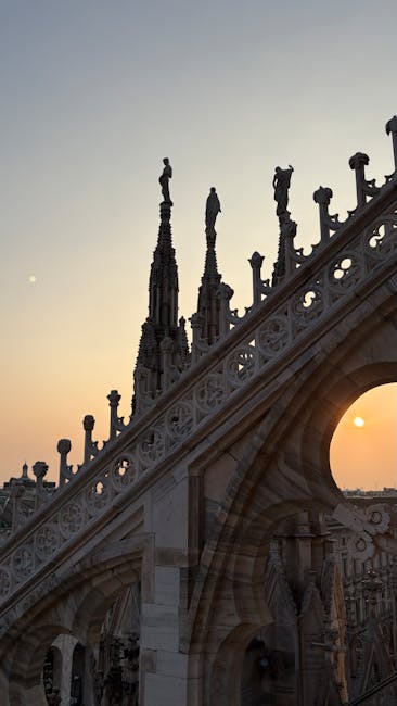 Fialen und Statuen der Mailänder Kathedrale bei Sonnenuntergang