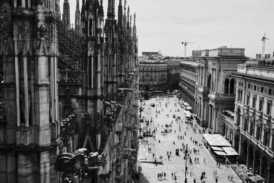 Particolare delle guglie del Duomo e la Galleria Vittorio Emanuele, Milano