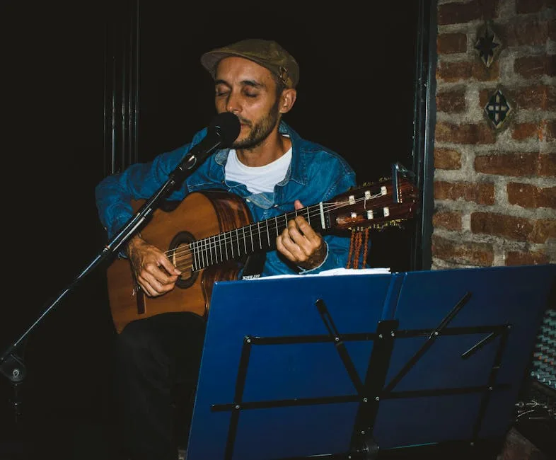 Chanteur guitariste acoustique dans un petit club de Milan