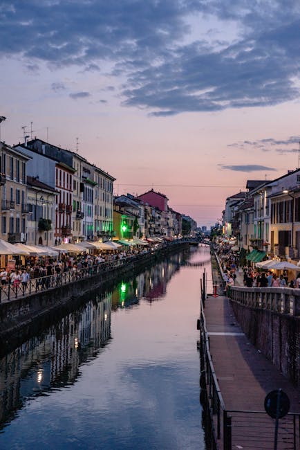 Canale dei Navigli a Milano al tramonto, locali e passeggianti sulle rive