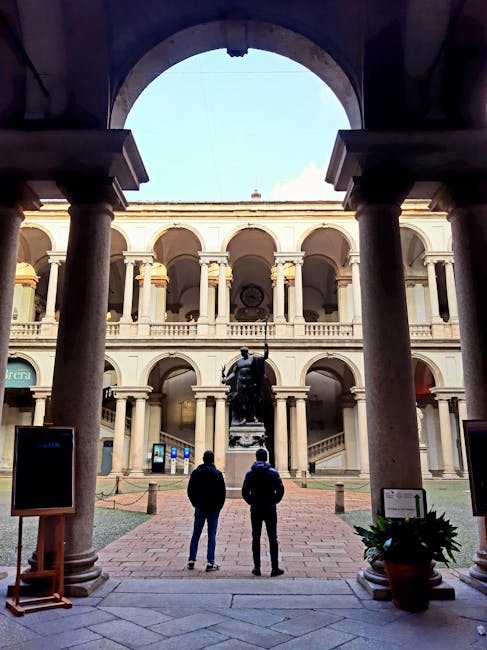 Innenhof der Pinacoteca di Brera in Mailand mit Statue und Besuchern