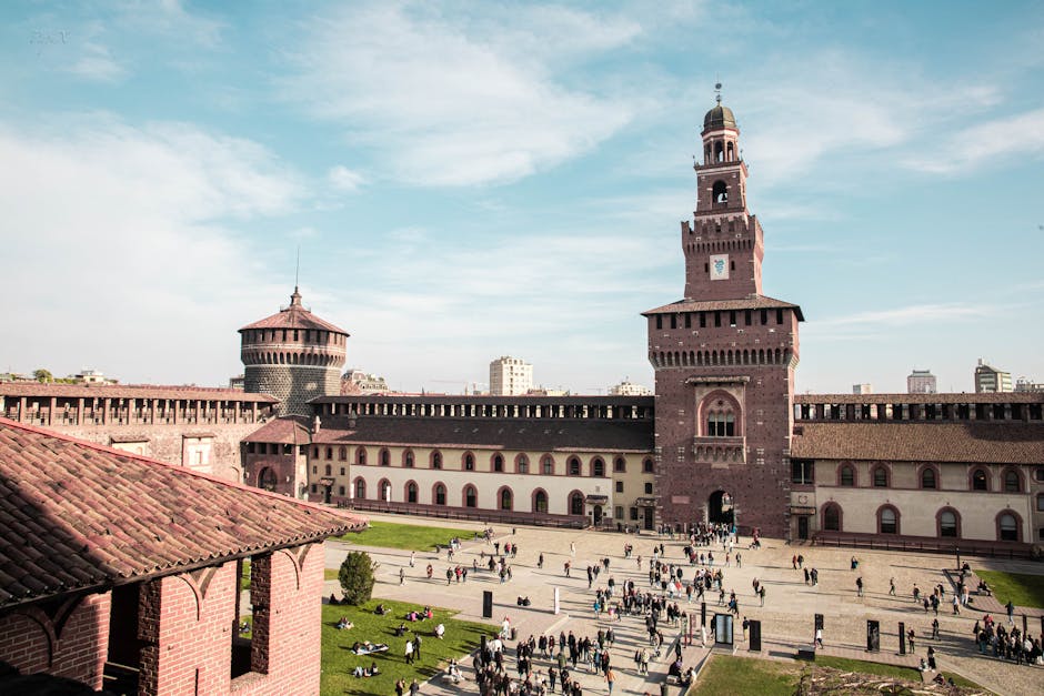 Cortile del Castello Sforzesco con torre e visitatori a Milano