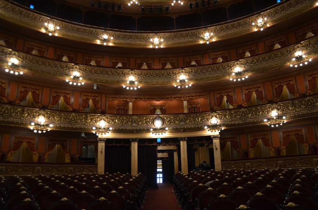 Innenraum des Teatro alla Scala mit Reihen und goldverzierten Logen