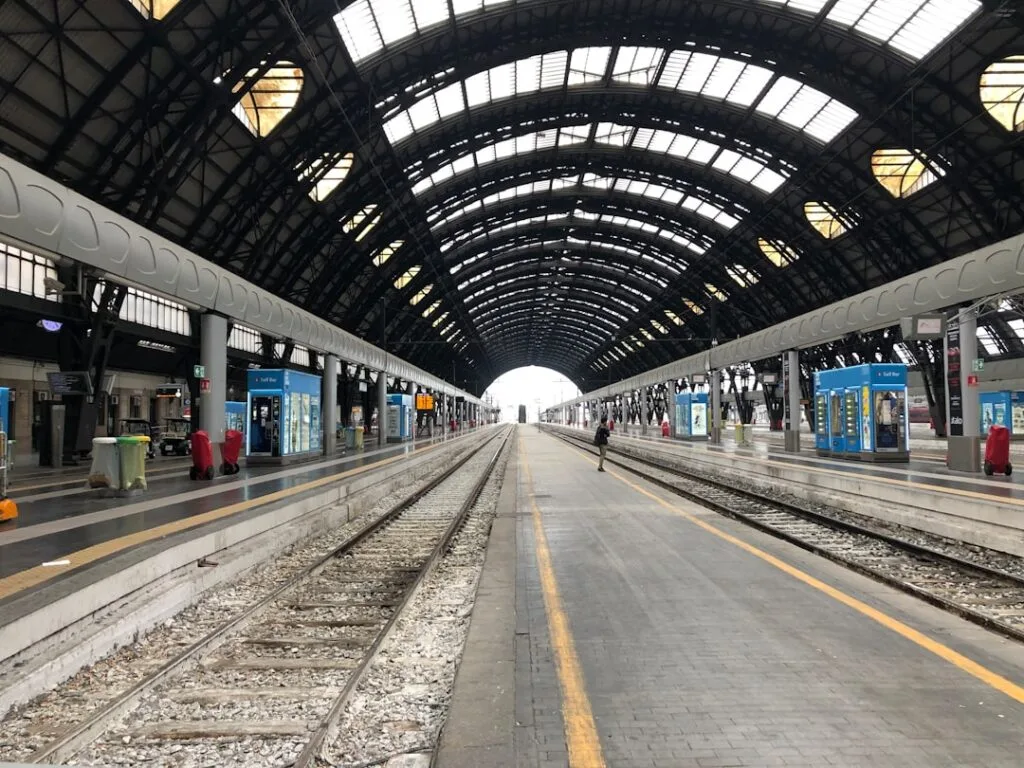 Intérieur des quais de la gare centrale de Milan, vaste voûte métallique