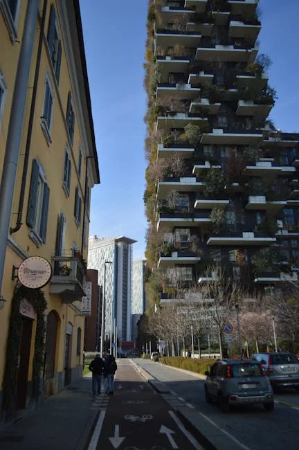 Rue milanaise avec Bosco Verticale végétalisé et piste cyclable animée