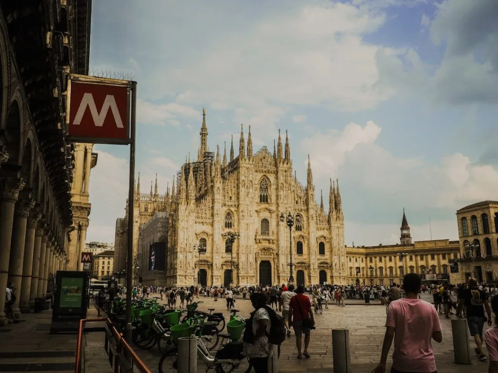 Place du Duomo à Milan animée, panneau métro M visible